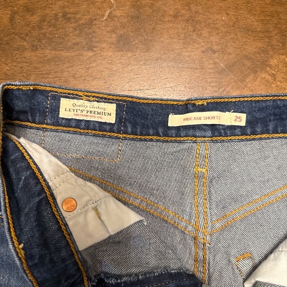 Levi’s Premium Ribcage shorts Size 25 - Picture 3 of 4